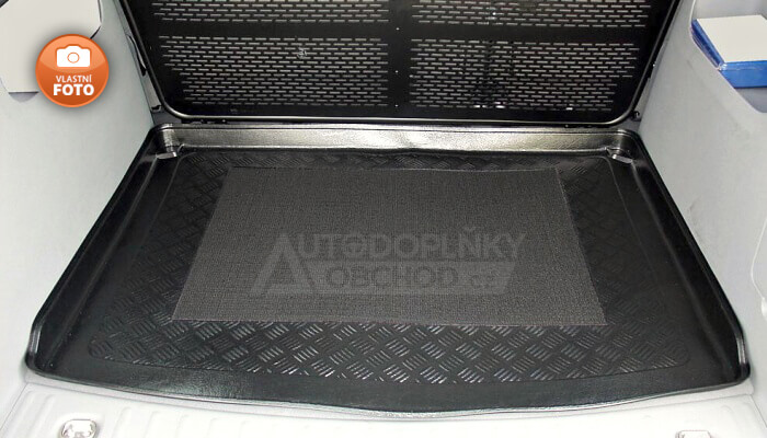 Vana do kufru přesně pasuje do zavazadlového prostoru modelu auta VW Caddy Life 2004-